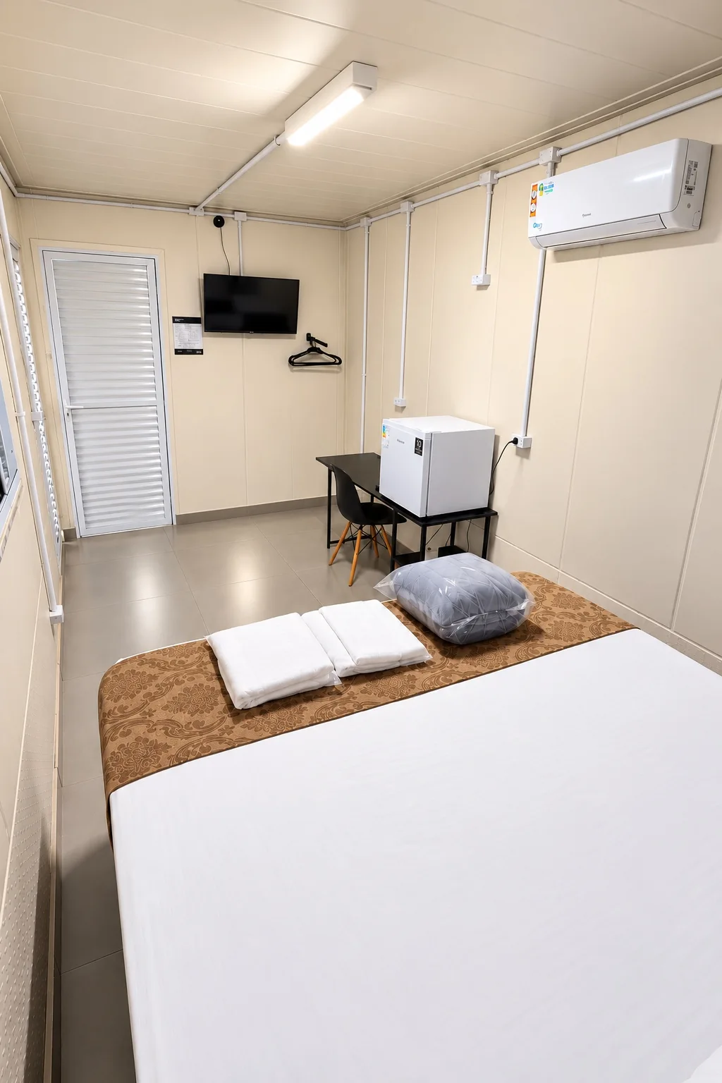 Outro ângulo de um quarto com cama de casal