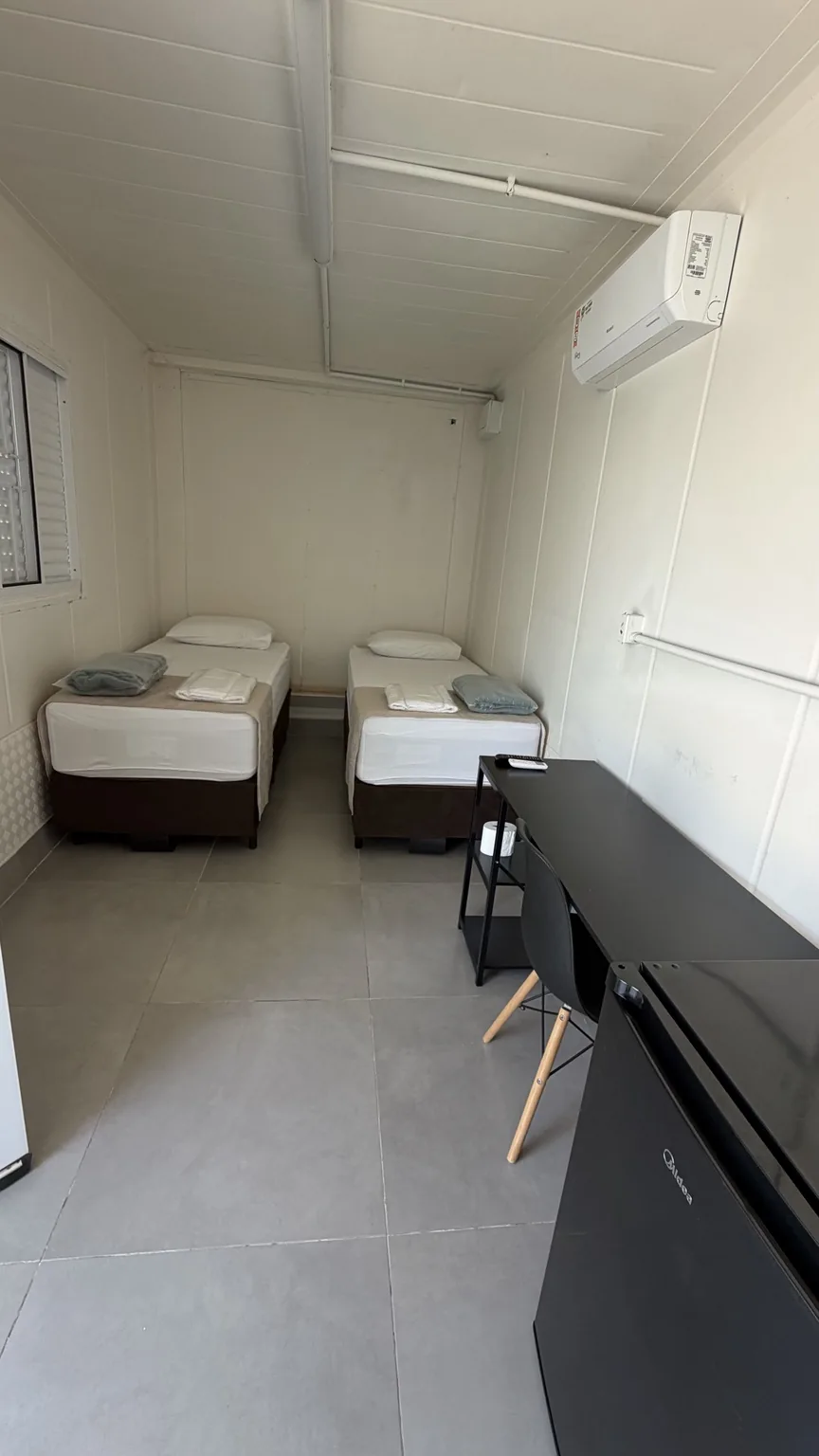 Ambiente da Sleep Box com duas camas de solteiro